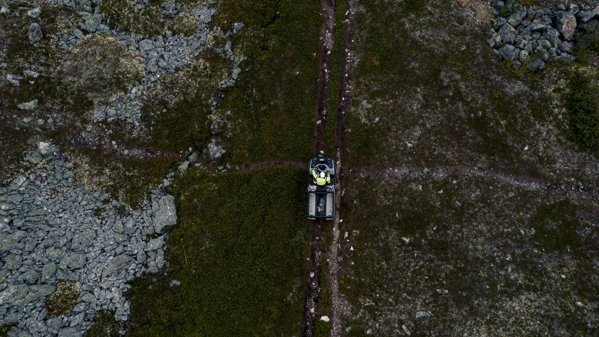 Personal ovanifrån på en sexhjuling på fjället. BTEA är ett elnätsföretag som bygger ut, underhåller och driftar elnät och fjärrvärme i Jämtland med omnejd.