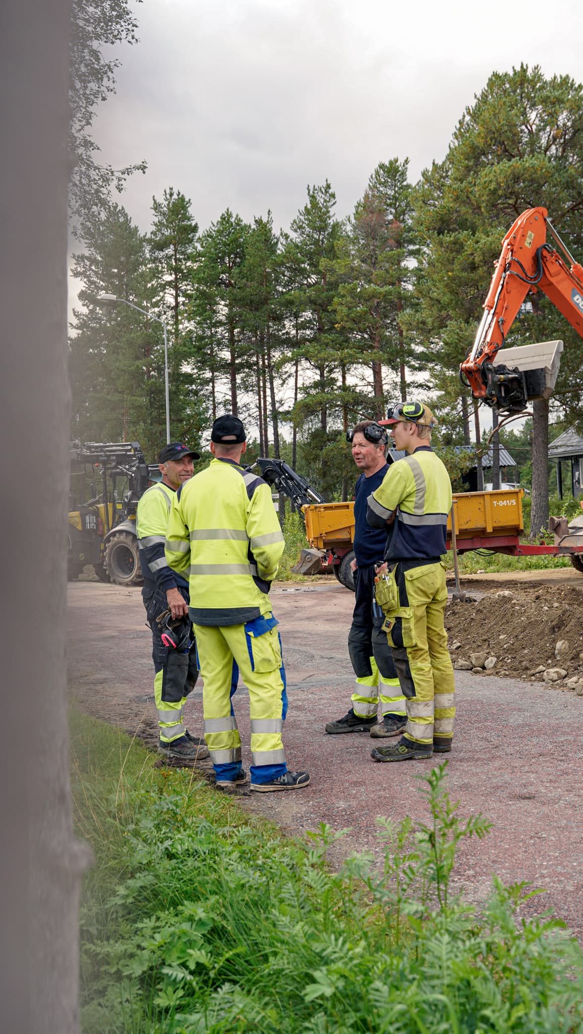 Grävarbete nära ledning. Kolla med oss innan du gräver eller schaktar där det finns ledningar i marken. Ledningskollen är ett bra digitalt verktyg.