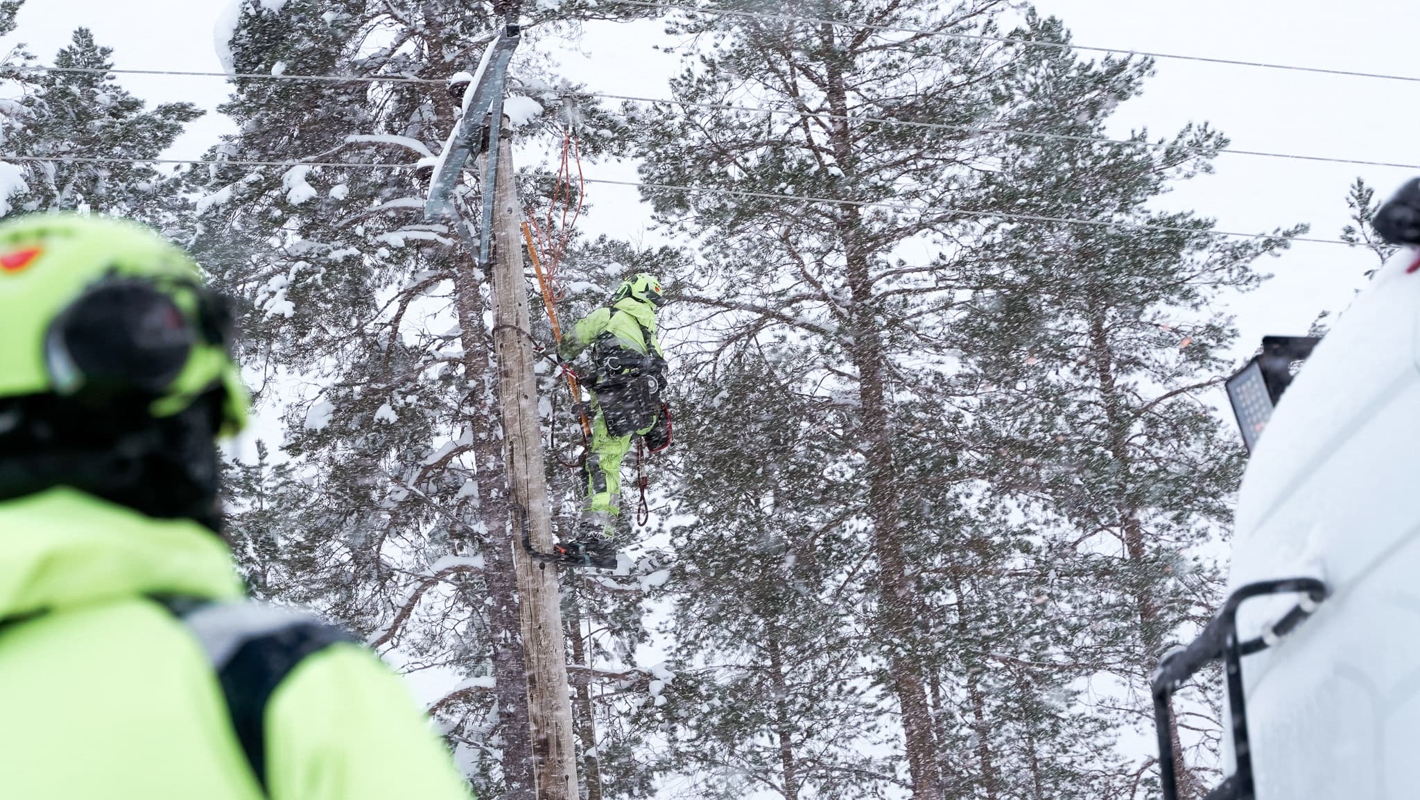 BTEAs medarbetare klättrar i kraftledningsstolpar för att komma åt att göra underhåll på elledningarna. Vill du ha en utmanande arbetsmiljö? Sök jobb hos oss.