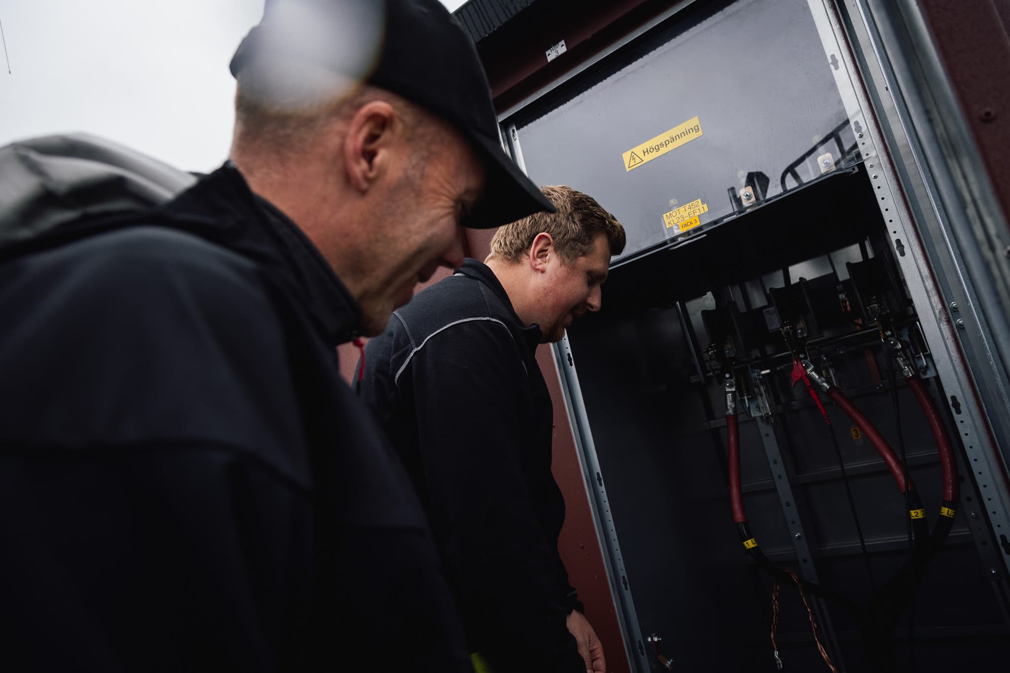 Personal från BTEA jobbar med ett elskåp med högspänning.