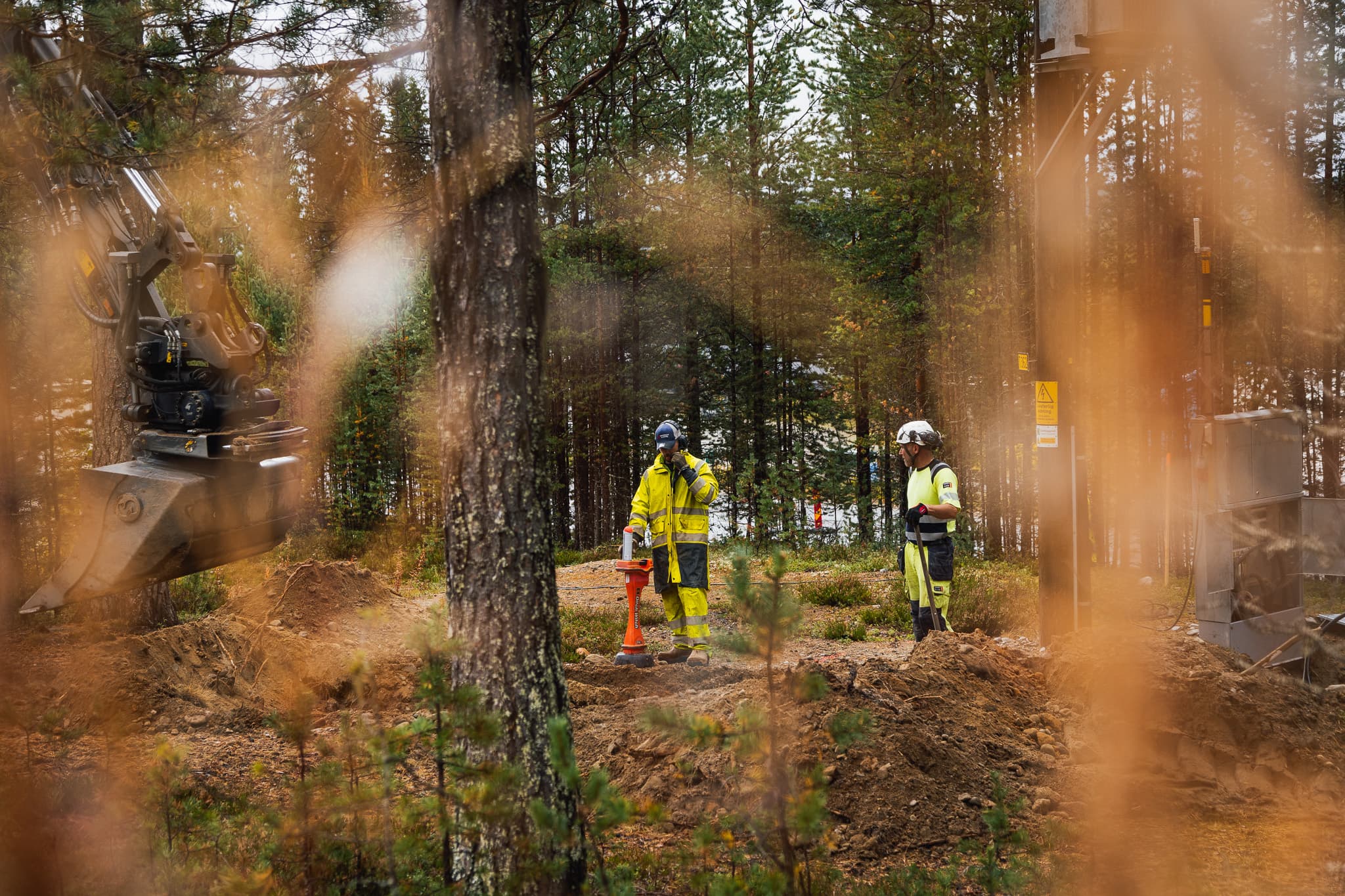 Personal från BTEA genomför markarbete och grävning vid ett elskåp i en tallskog som en del av elnätsunderhåll och utbyggnad i södra Jämtland.
