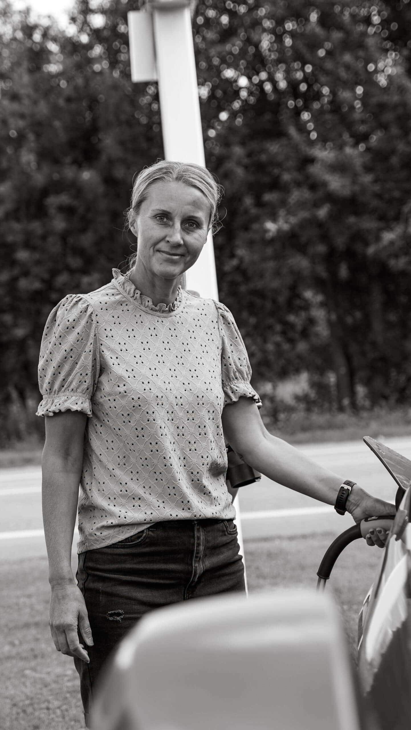 Christina Eliasson från BTEA laddar en elbil.